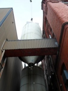Removal of a 880 hl dual-purpose fermentation vessel at Cains Brewhouse